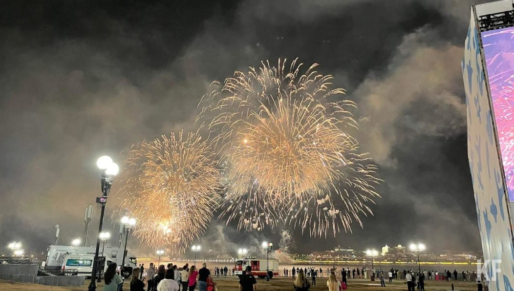 Залпы запускались протяженностью в три тысячи метров под музыкальное сопровождение.