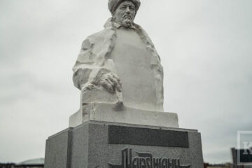 Сейчас на памятнике только надпись на русском.