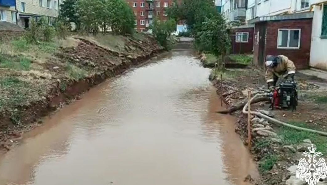 Работники откачали воду