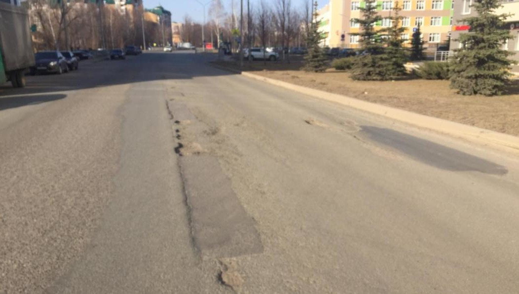 Здесь находится подъезд к Детской республиканской клинической больнице.