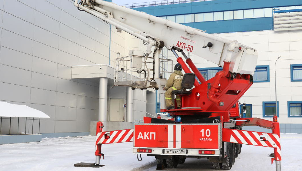 В спортивном комплексе сымитировали настоящий пожар.