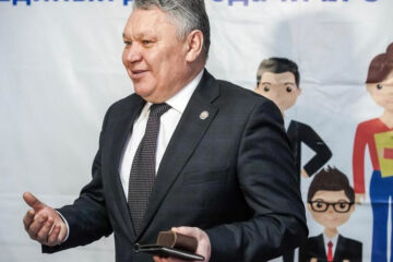 Бурганов попросил родителей не собирать подписи и не писать в министерство просьб о переходе на пятидневку.