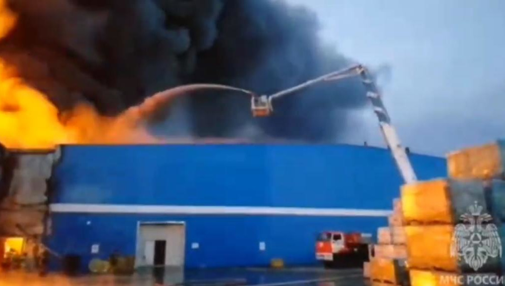 Пожарные принимают все меры для локализации возгорания.
