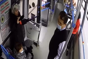 Женщина с июня провоцирует работников общественного транспорта и задерживает казанцев