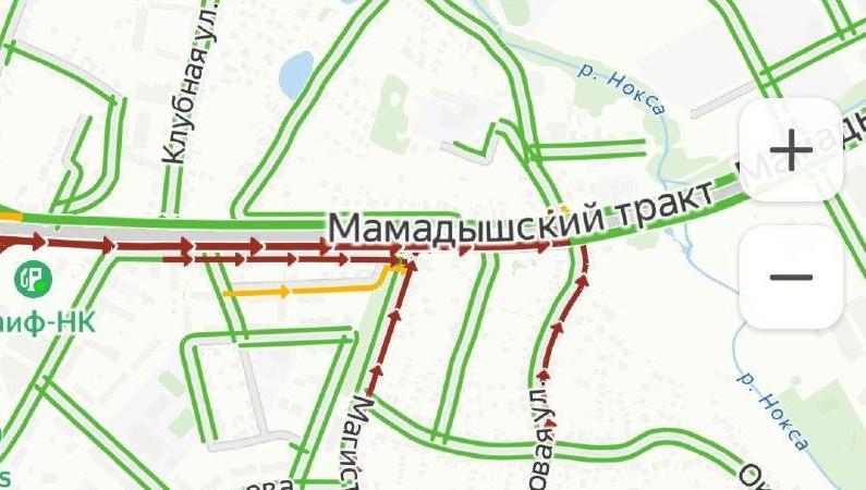 Водитель Лады столкнулся с иномаркой и въехал в поребрик.