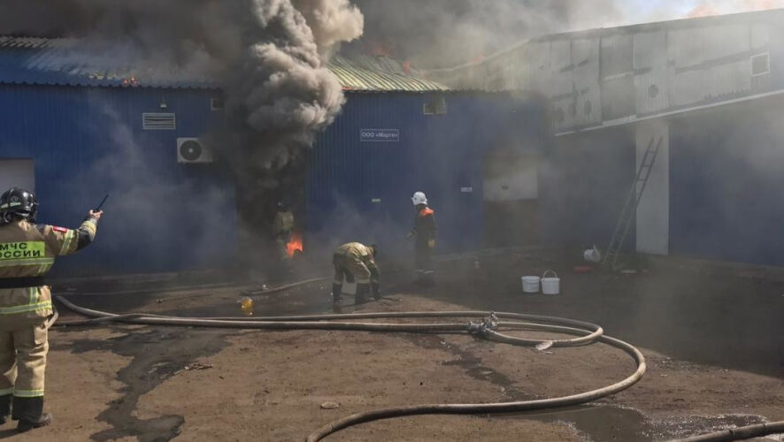 Спасательные службы уже работают на месте.