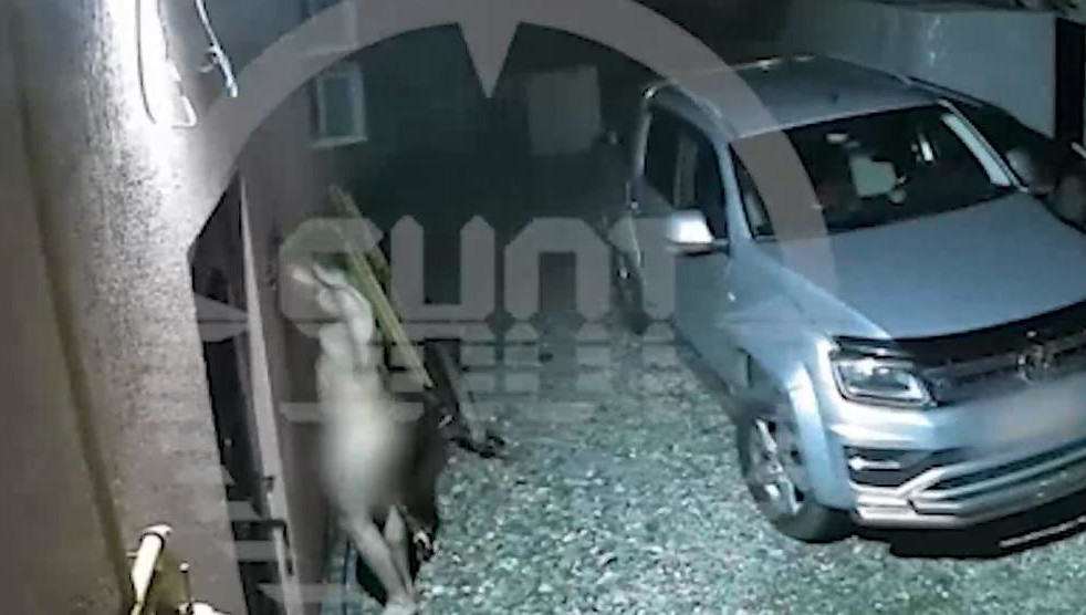 Незваный гость был пьян.