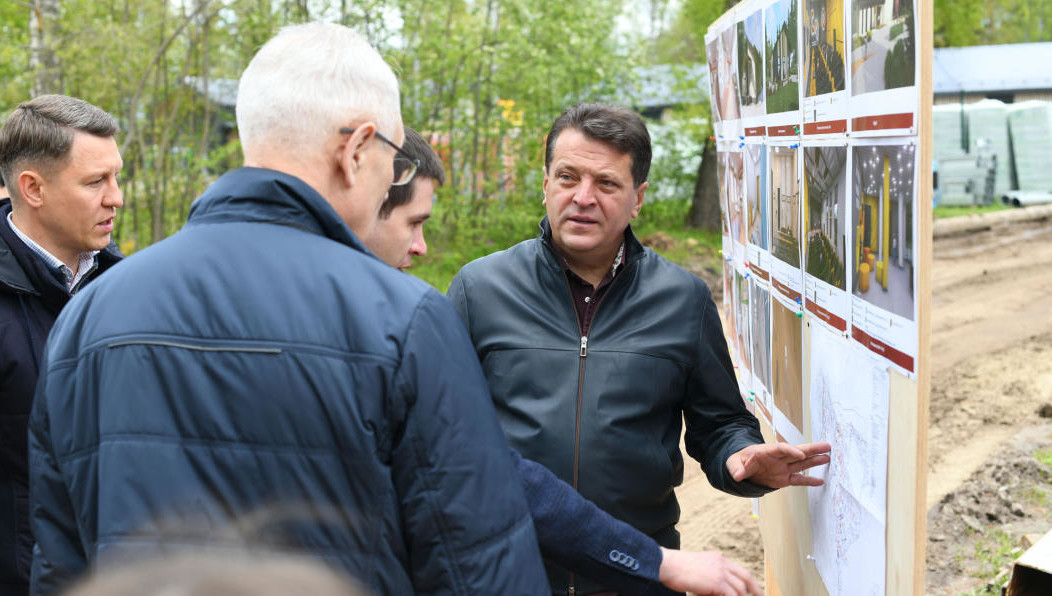 На территории учреждения планируют создать футбольное поле с трибунами для проведения турниров разного уровня.