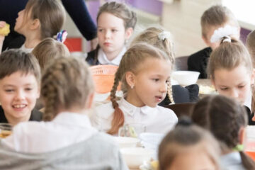 Вот уже третий год в Казани идет масштабная программа по реконструкции школьных столовых. В прошлом году ввели два новшества: постоянный контроль родителей и субсидию для учеников 5-11-х классов. Помог ли новый формат пищеблоков сделать обеды вкуснее?