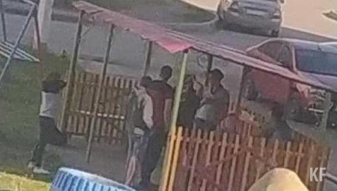 Во дворе регулярно собираются пьяные компании.