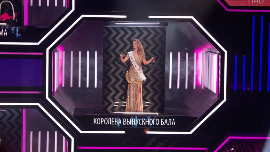 Галина Краснова в платье с глубоким декольте выступила перед Сергеем Лазаревым