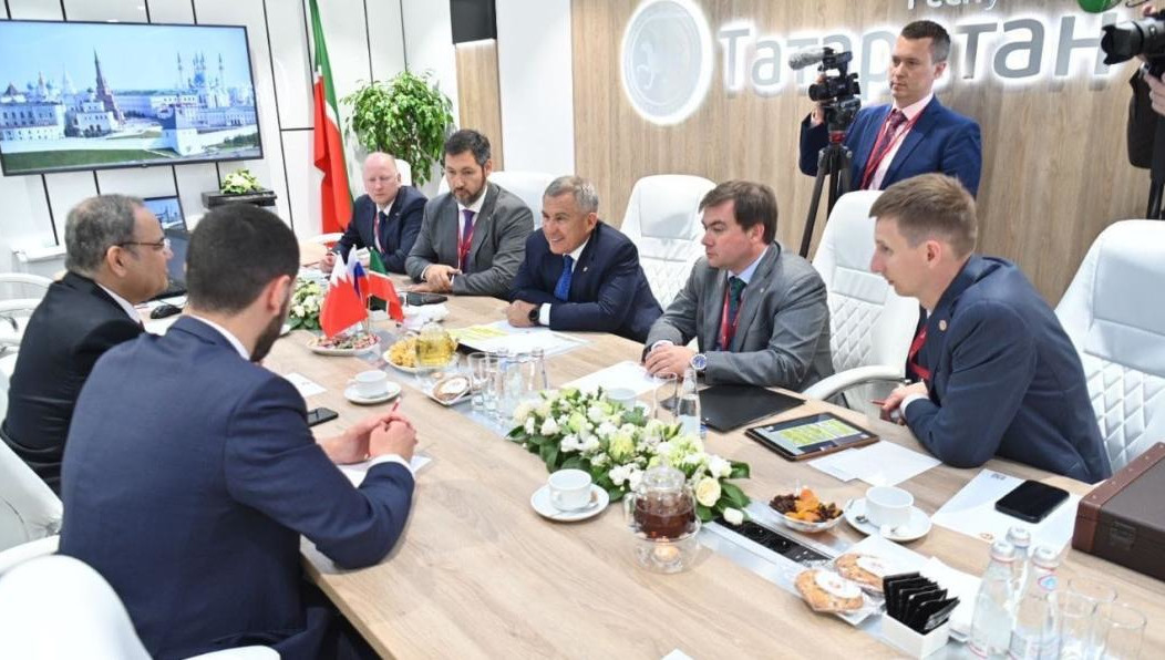 Президент поблагодарил его за внимание к сотрудничеству с Татарстаном в рамках российско– бахрейнских отношений.