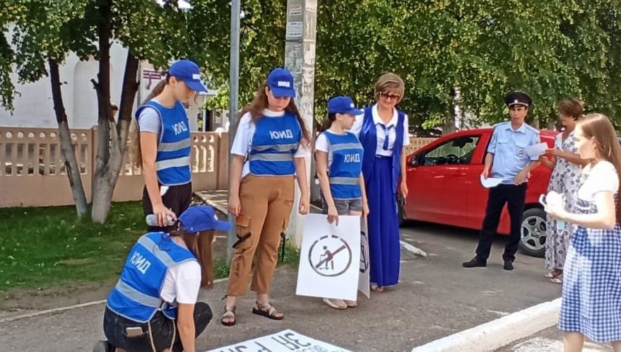 Знаки призывают взять ребенка за руку и не отвлекаться на телефон.