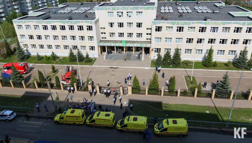 На ней – крики и выстрелы в здании.