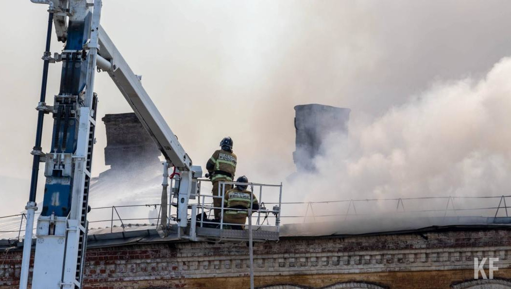 Огонь охватил многоквартирный дом.