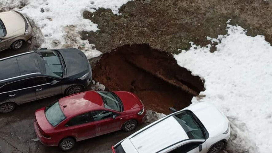 Сейчас на огражденном участке идут работы.