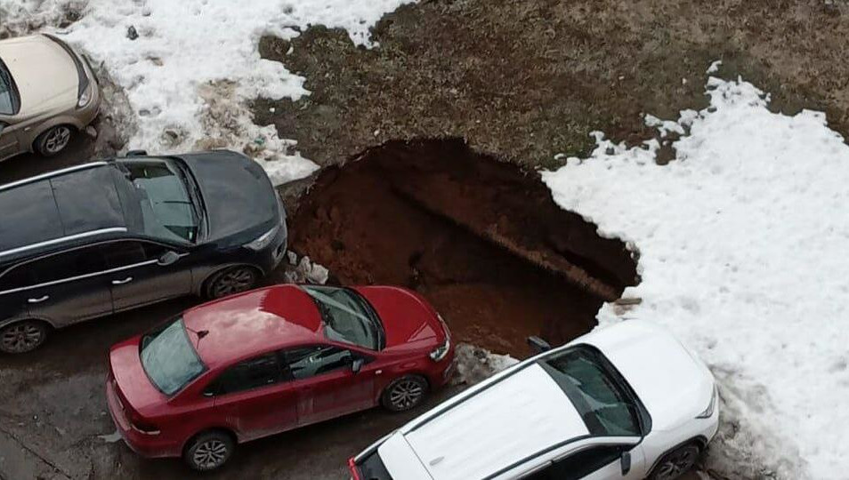 Сейчас на огражденном участке идут работы.