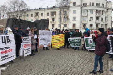 Кредиторы ТФБ и Интеха собрались на митинге в парке Петрова.