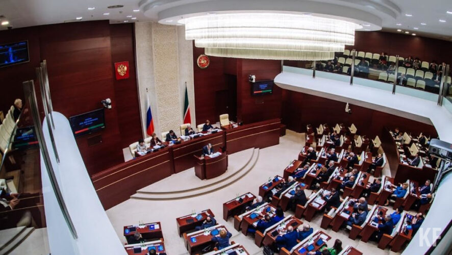 Авторами выступили представители всех парламентских партий