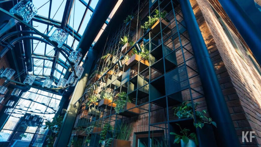 Отели и апартаменты массово переходят в российские сервисы бронирования.