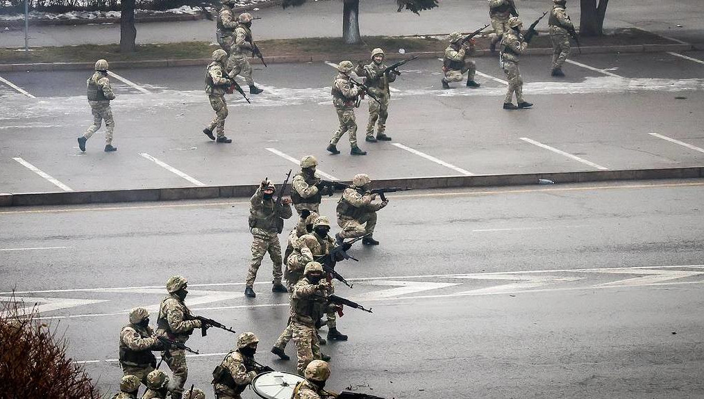 Огонь открыли на площади Республики.