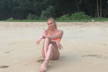 Балерина Анастасия Волочкова опубликовала на своей странице в «Инстаграме» фото без верхней части купальника на пляже