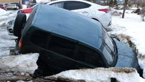 Асфальт не выдержал машину.