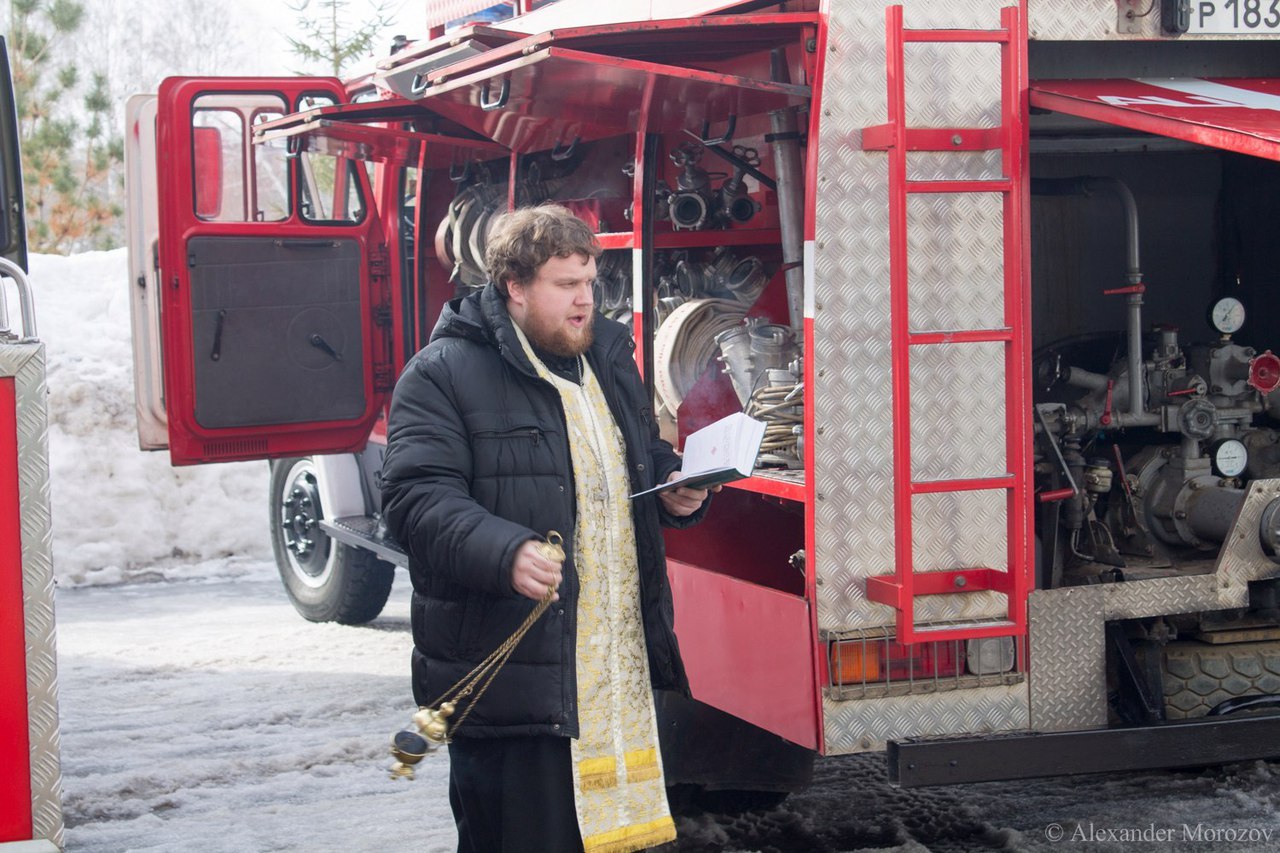 В Чистополе из-за частых происшествий батюшка освятил пожарную часть