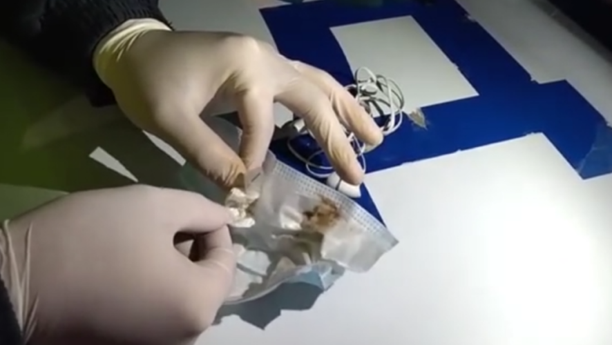 Запрещенное вещество он прятал в кармане джинсов.