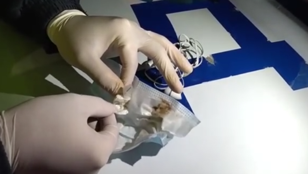 Запрещенное вещество он прятал в кармане джинсов.