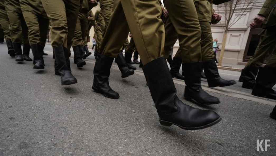 В палатке российский исполнитель вместе с солдатами пел песни.