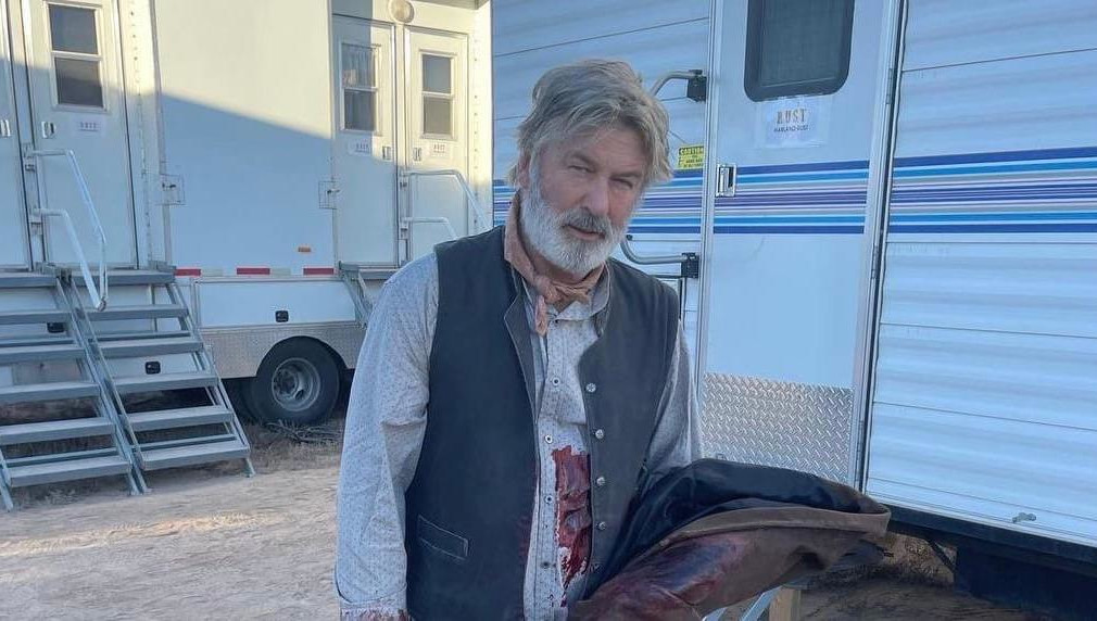 Артист также ранил режиссера.