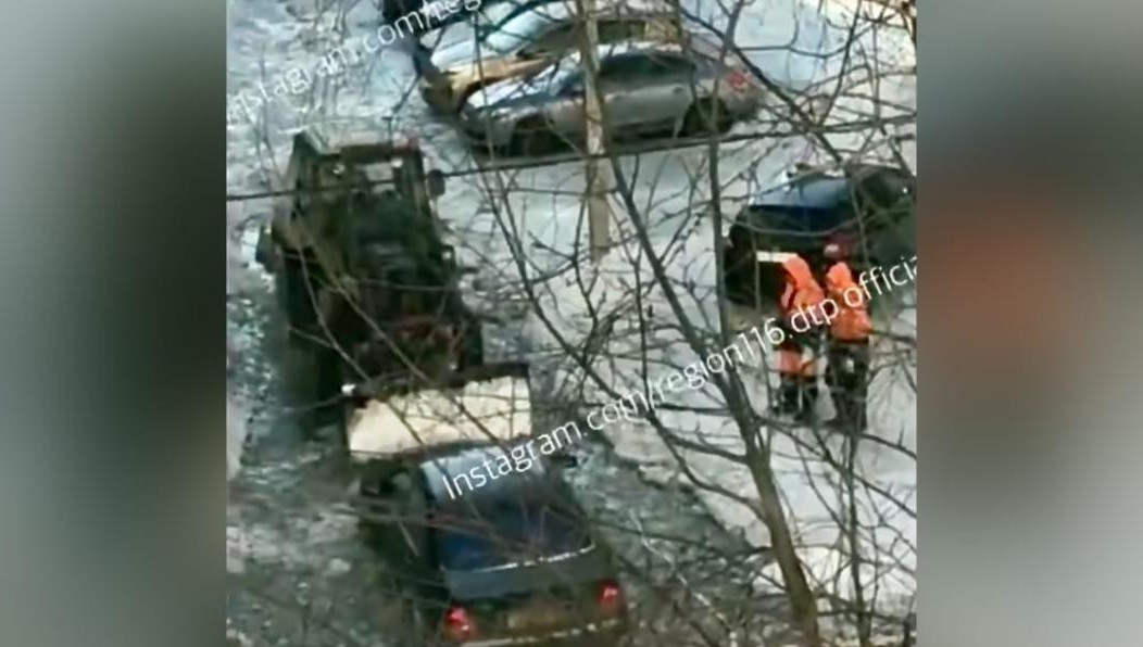 Вытаскивать авто из лужи в 30-градусный мороз пришлось с помощью трактора.