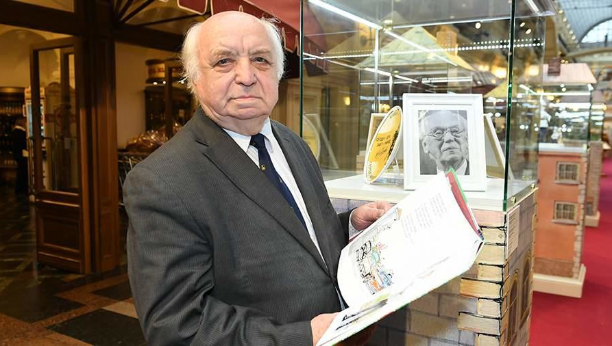 В июле он неудачно упал дома и получил открытую черепно-мозговую травму