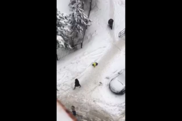 Воспитательница кинула ребенка в снег и даже ударила один раз по лицу.