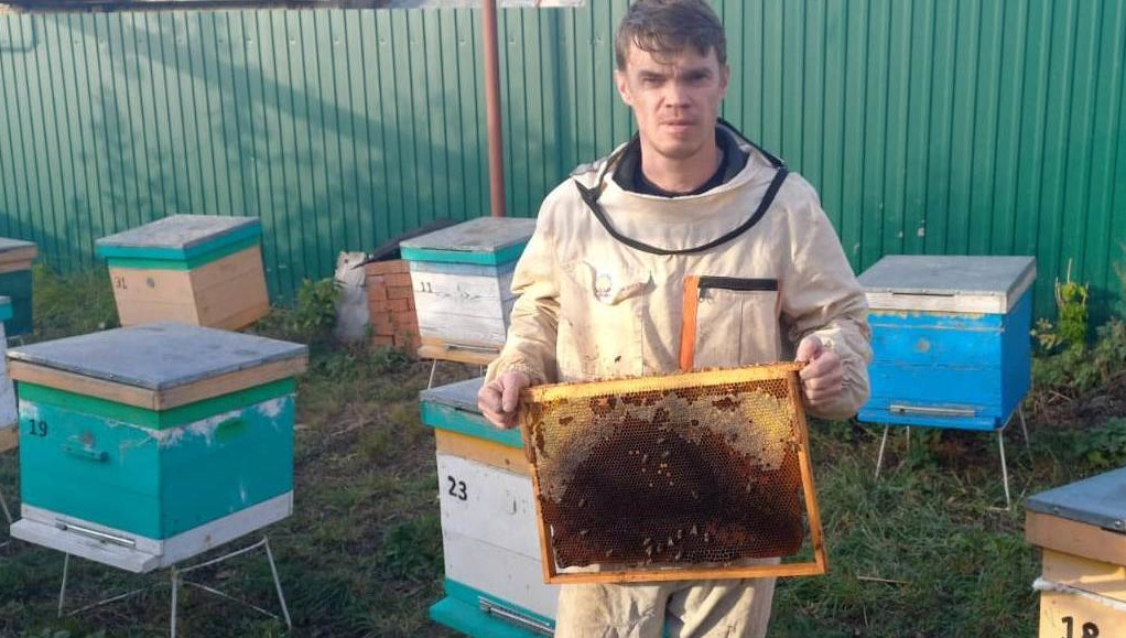 Медом медик угощает местных жителей.