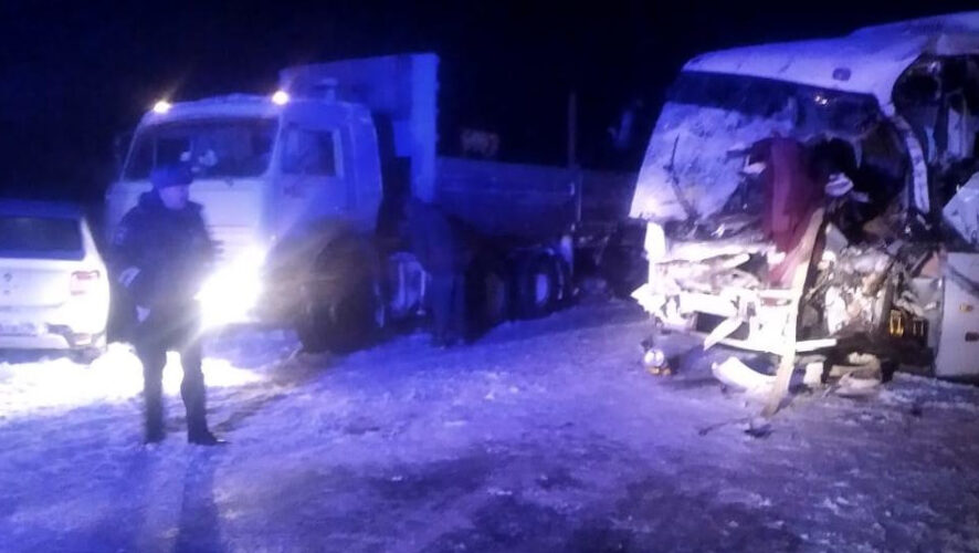 В результате аварии погиб водитель автобуса.