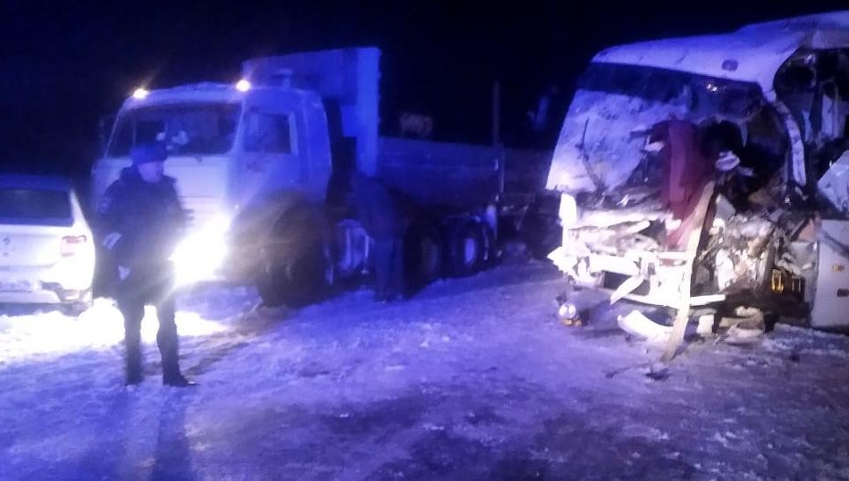 В результате аварии погиб водитель автобуса.