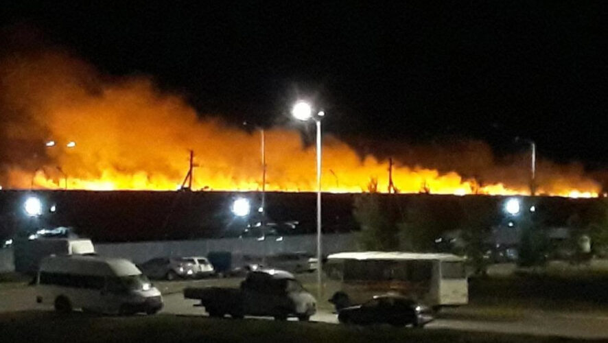 Из-за сильного ветра была угроза распространения огня на большую площадь.