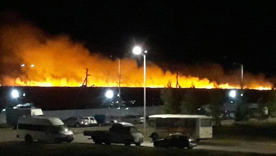 Из-за сильного ветра была угроза распространения огня на большую площадь.