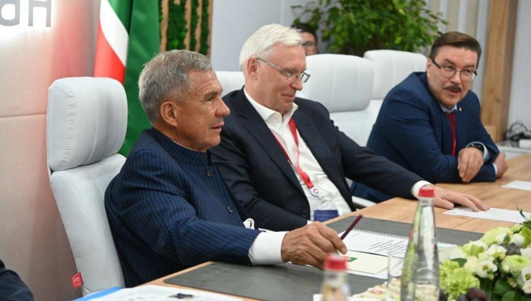 В конце встречи лидер республики принял участие в подписании соглашения о сотрудничестве между Банком «Россия» и ПАО «КАМАЗ»