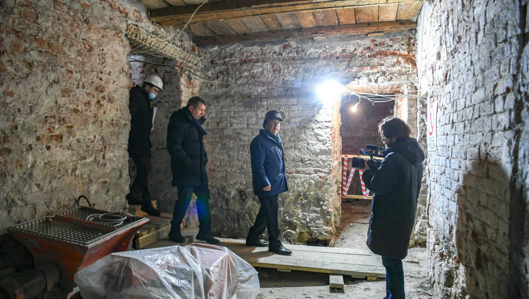 Президент ознакомился с состоянием помещений башни.