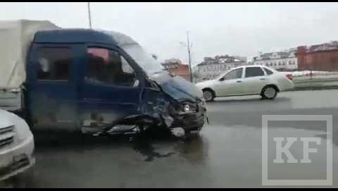 На проспекте Универсиады в Казани произошла авария с участием семи машин. По данным очевидцев