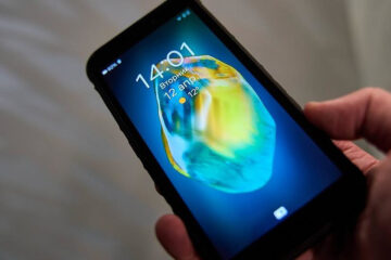 В трубке прозвучит приветствие голосового помощника