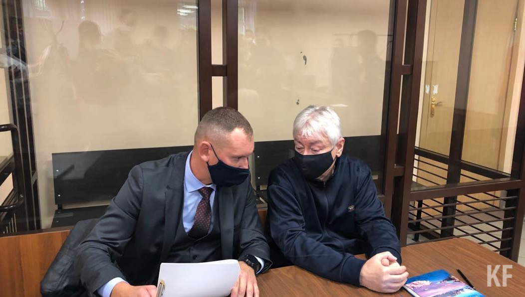 Экс-банкир выглядит спокойно и как обычно отказывается разговаривать с прессой.