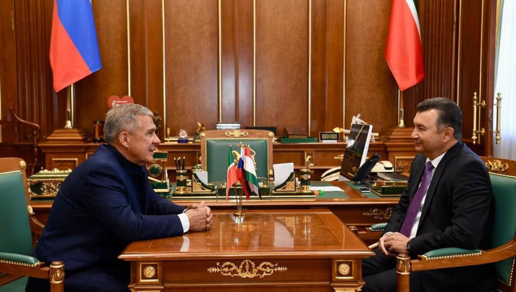 В Казань прибыл премьер-министр страны Кохир Расулзода.