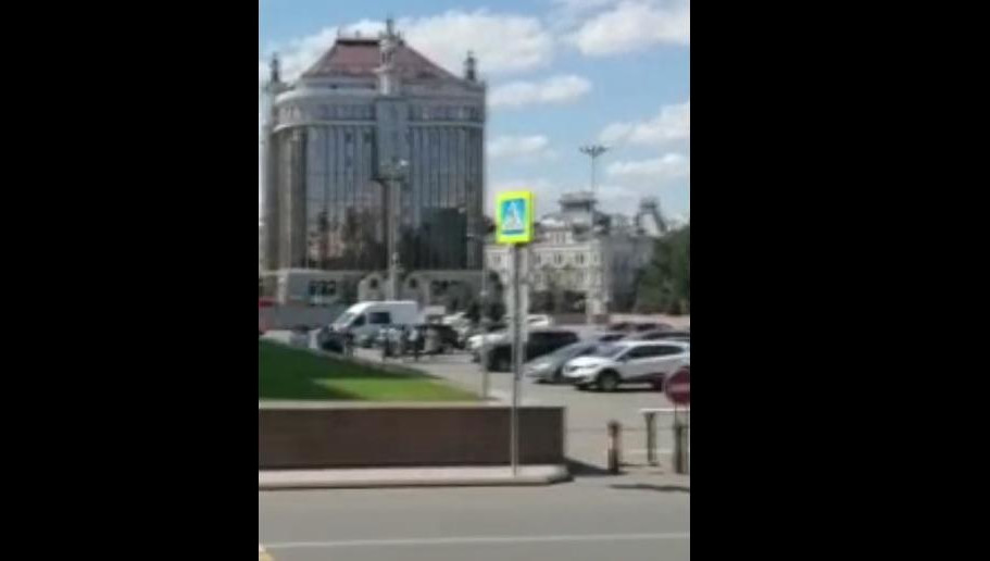 Сотрудники вышли на улицу.