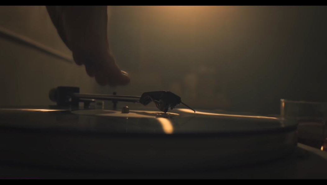 Клип относится к категории 18+.