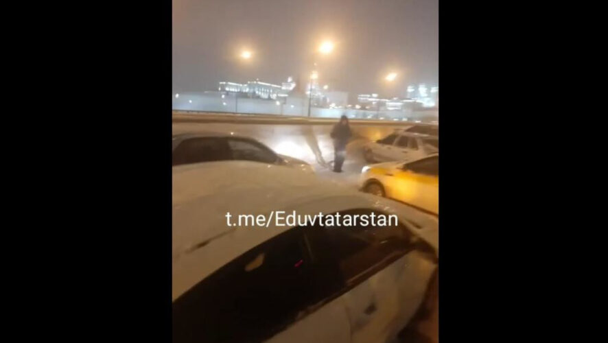 Плохие дорожные условия стали причиной крупного ДТП.