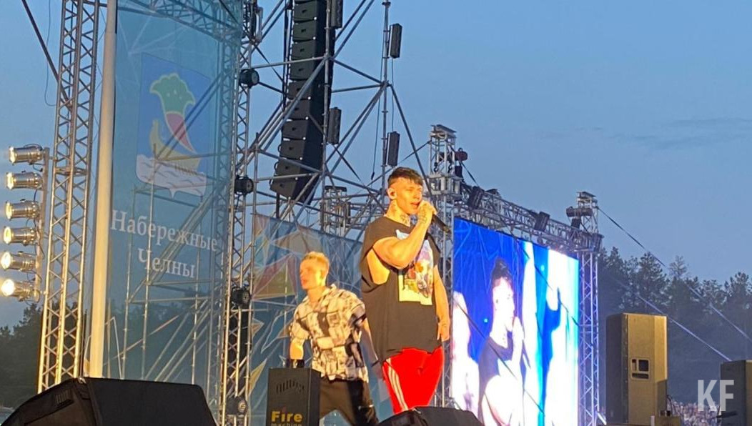 Тысячи человек сбежались на концерт исполнителя